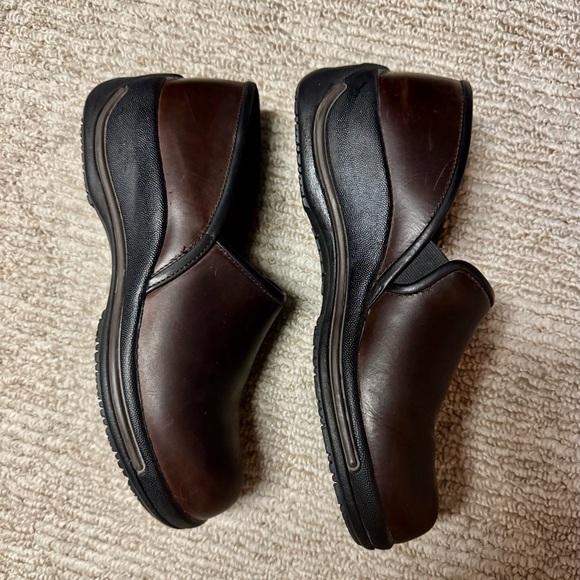 Women’s Dansko Brown Leather Professional Slip-On Clogs. Womens size 40 (US 10) - Picture 2 of 3